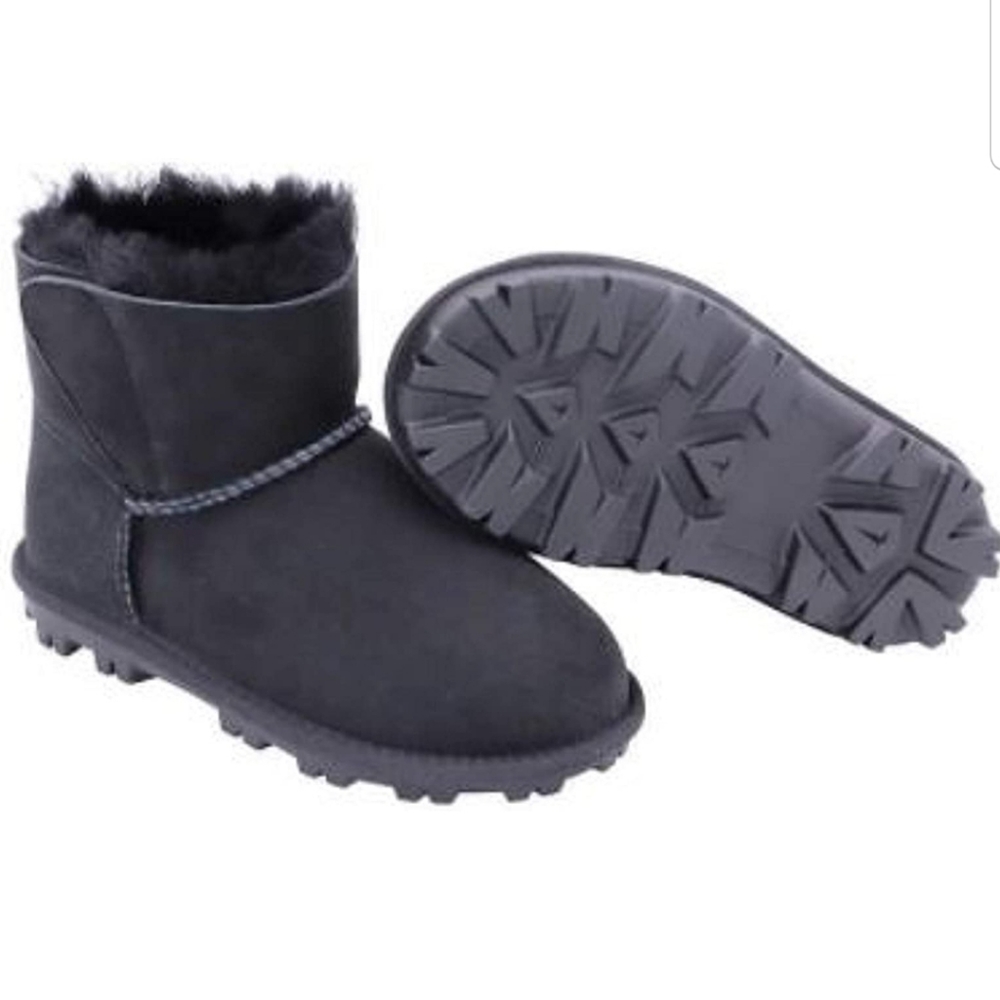 Kirkland Signature Kids Genuine sheepskin Shearling Boots  Nwt